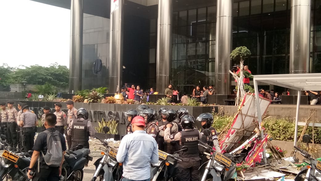 Kericuhan Terjadi Di Depan Gedung Kpk Karangan Bunga Dibakar Dan Kain