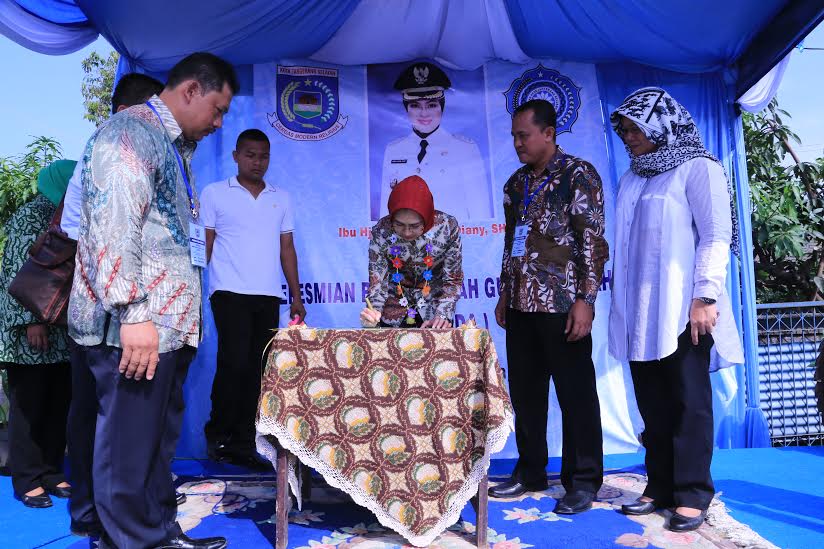 Walikota Tangsel Airin Rachmi DIany resmikan Bank Sampah BAGINDA di Ciputat Timur (kfz)