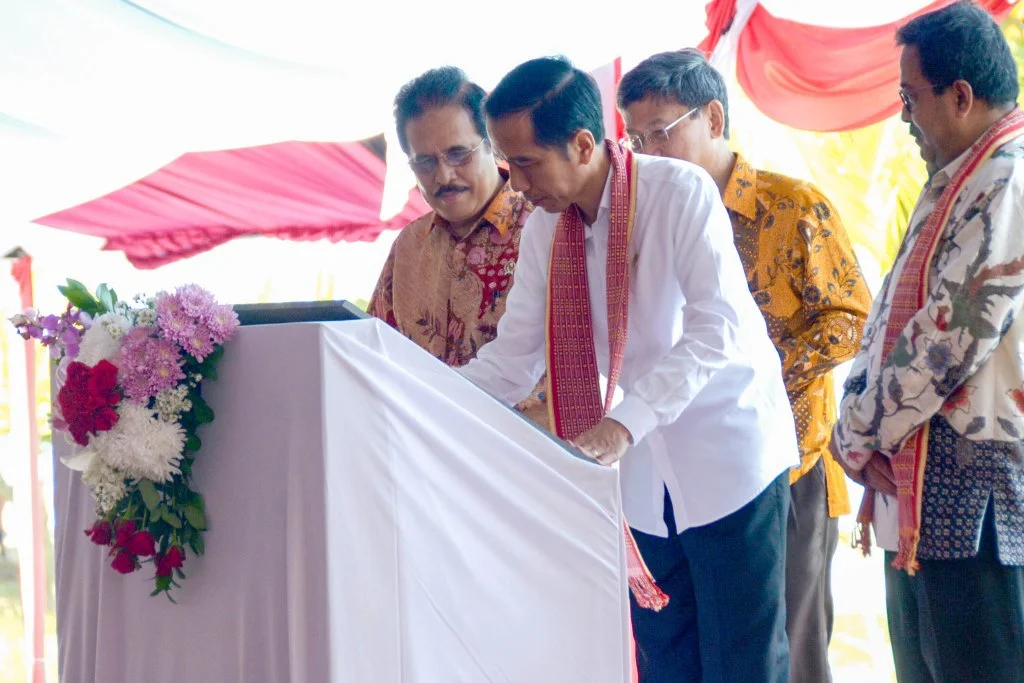 Presiden Joko Widodo didampingi Menko Perekonomian Sofyan Jalil dan Plt Gubernur Banten Rano Karno meresmikan Kawasan Ekonomi Khusus (KEK) Pariwisata Tanjung Lesung, di Desa Tanjung Jaya, Pandeglang, Banten, Senin (23/2).