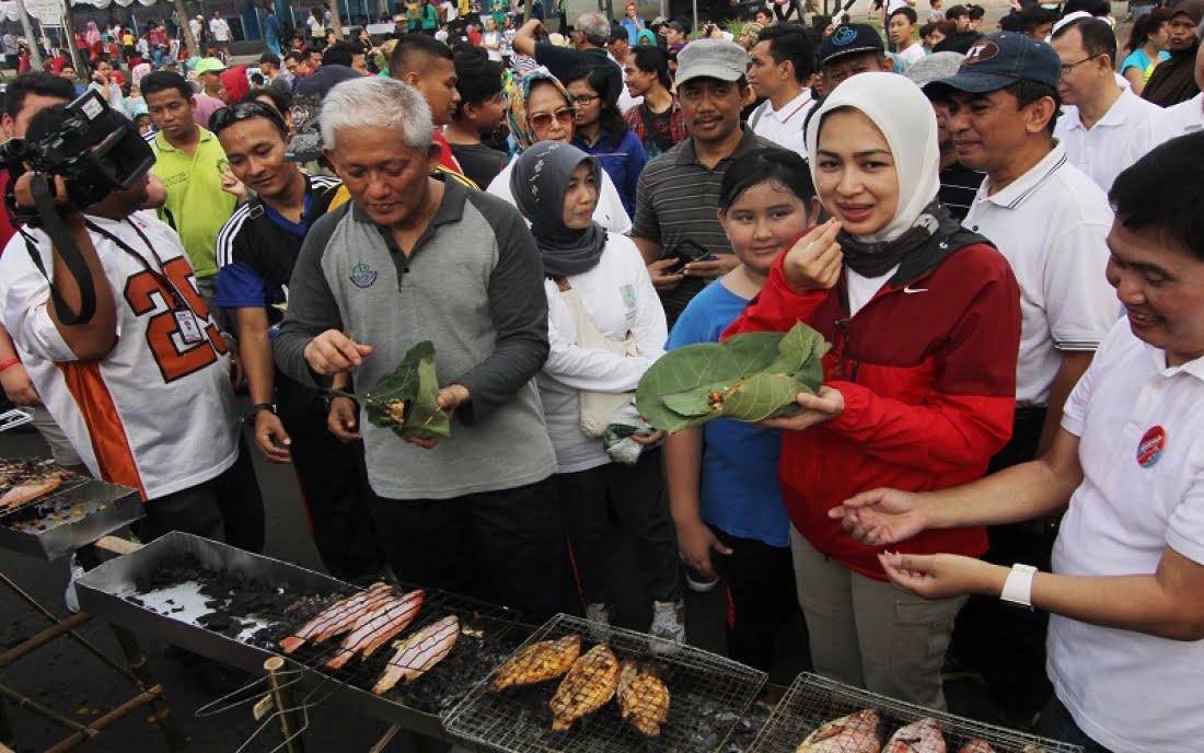 Walikota Tangerang Selatan Airin Rachmi Diany beserta warga Kota berbaur membakar dan makan ikan bersama dalam upaya meningkatkan konsumsi ikan dalam program Gemar Makan Ikan Sehat (Gemais) yang digelar berbarengan dengan Hari Bebas Kendaraan di Kawasan Bintaro Pondok Aren Minggu, 15 Februari 2015