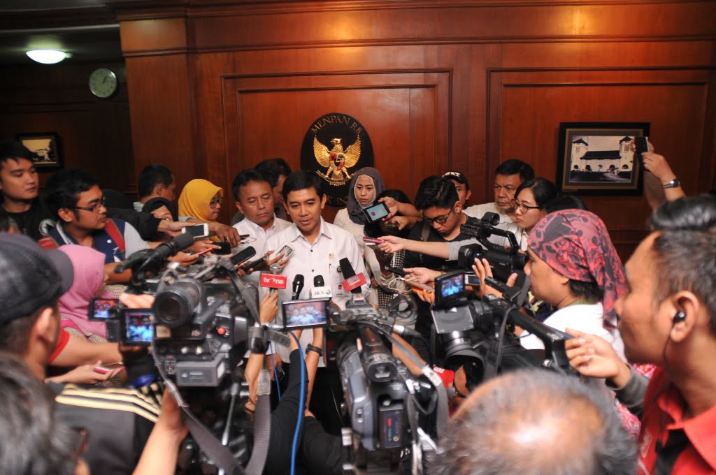 Menteri PANRB Yuddy Chrisnandi memberikan keterangan pers pada media usai Rakor Pendayagunaan Aparatur Negara Instansi Pusat di Kementerian PANRB, Selasa (16/02/2016)