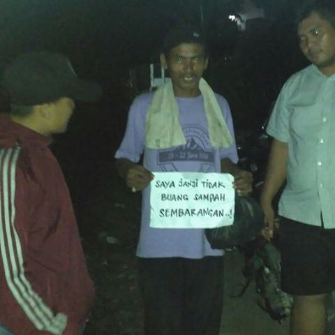 Seorang-warga-yang-kedapatan-hendak-membuang-sampah-di 