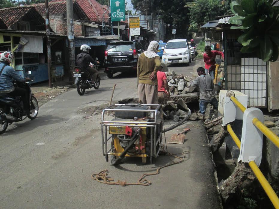 Foto perbaikan dan pemeliharaan jembatan Situ Perigi 