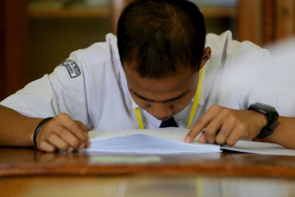 siswa berkebutuhan khusus mengikuti Ujian Nasional 