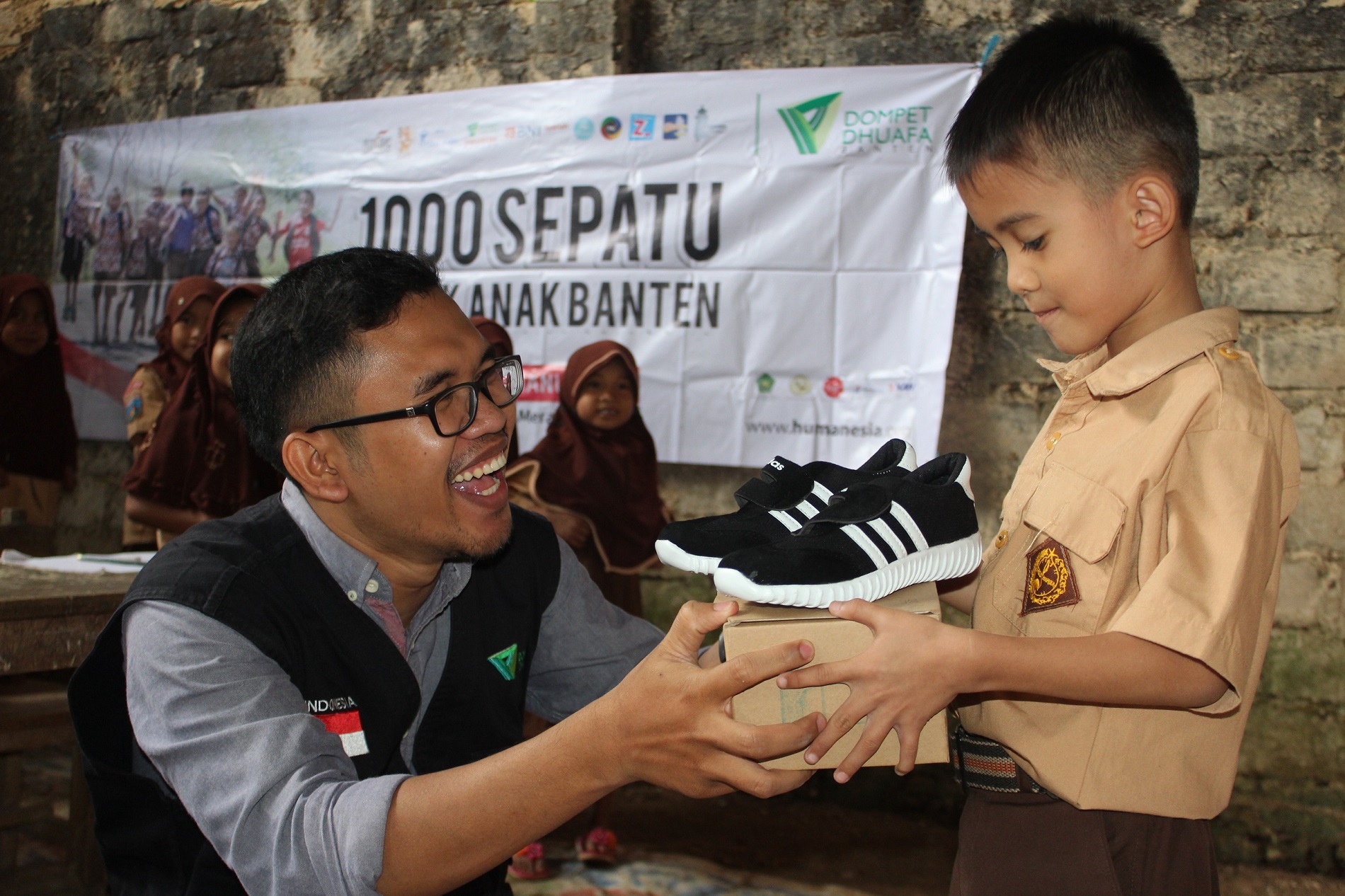 Lagi, Relawan Dompet Dhuafa Salurkan Ratusan Pasang Sepatu 