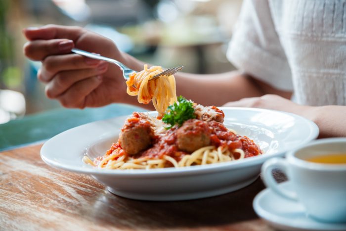 makan makanan pedas