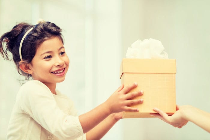 memberikan hadiah ke anak