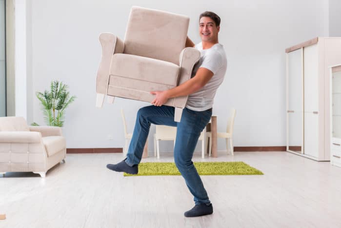 angkat barang berat bikin hernia