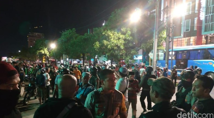 [SALAH] Isu Bom Di Pintu Masuk Mall Panakukang