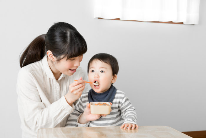 mempersiapkan makanan bayi