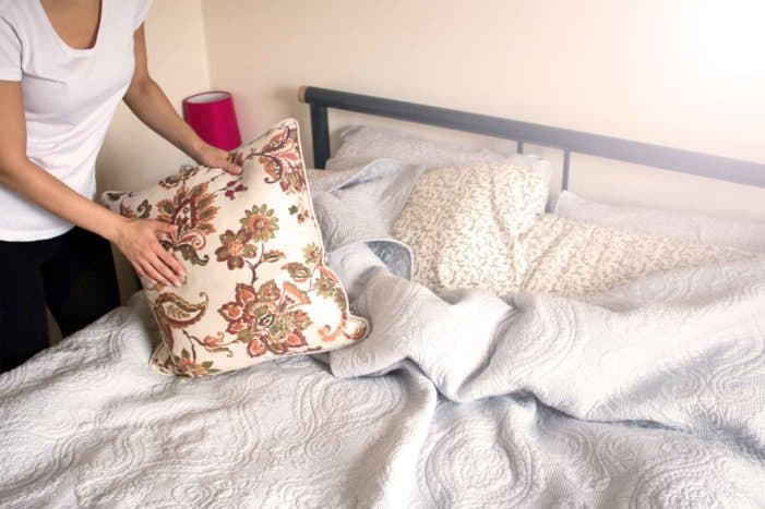 bahaya membereskan tempat tidur