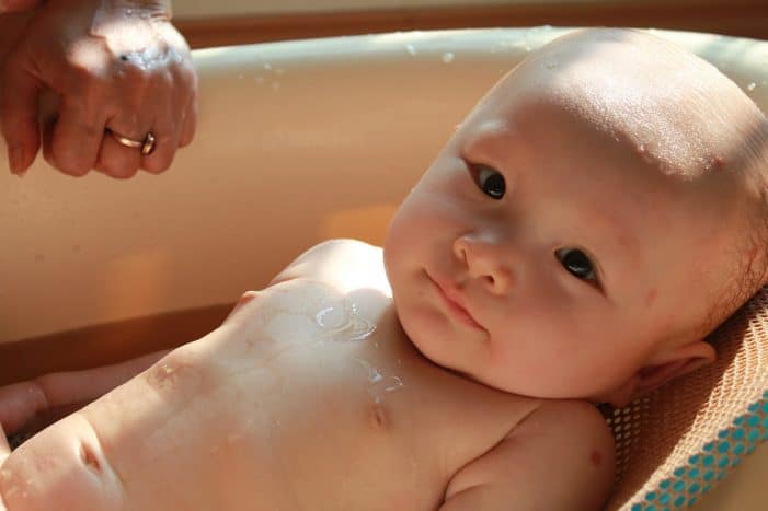 memandikan bayi berkulit sensitif