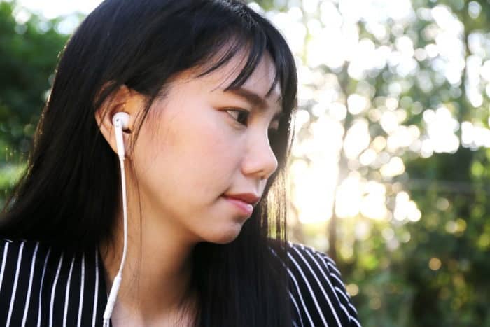 mendengarkan lagu galau