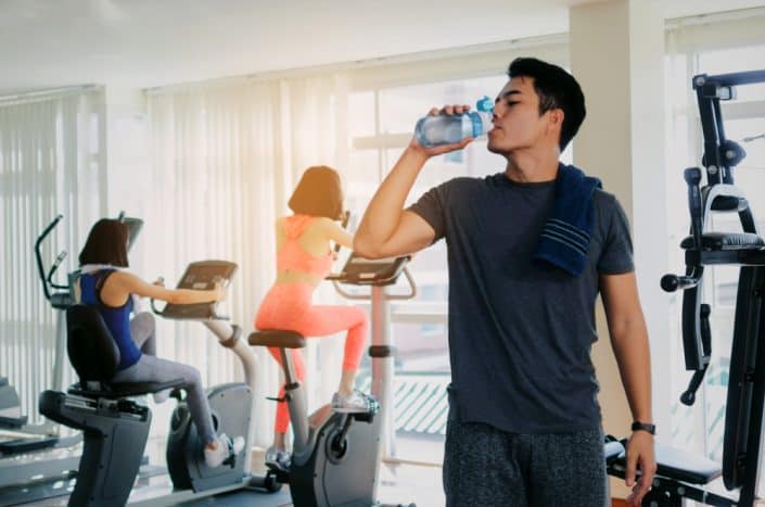 olahraga minum air kelapa manfaat