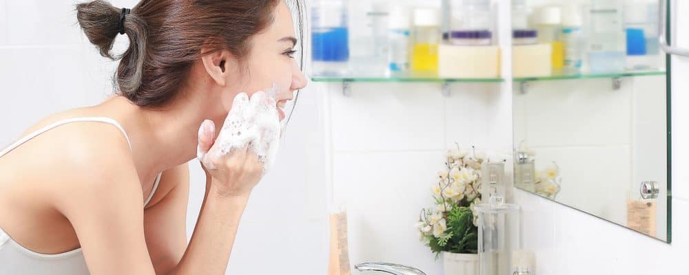 mencuci muka saat berjerawat