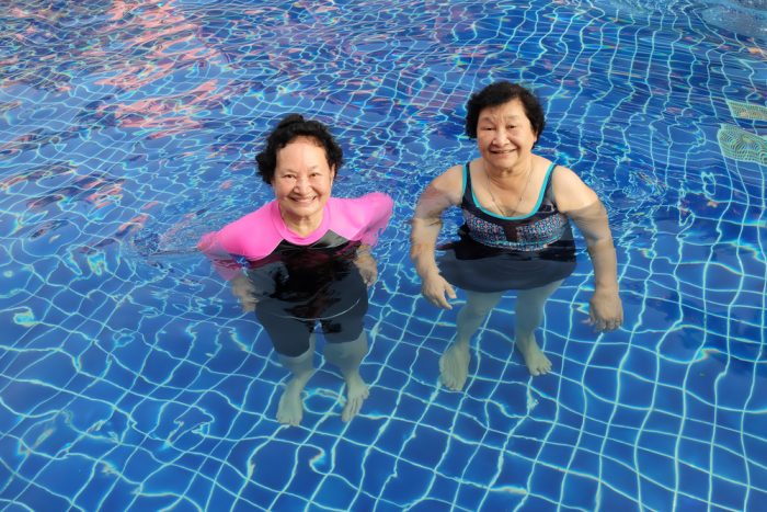 lansia berenang