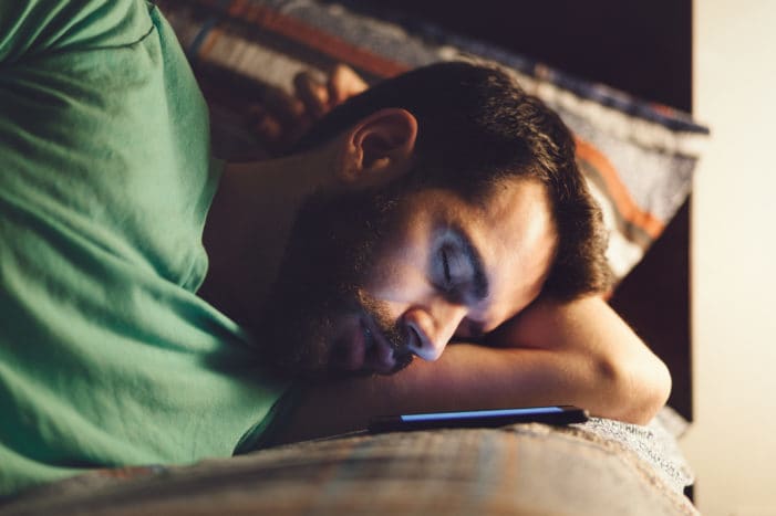 Awas! Ini Bahayanya Jika Anda Tidur Dekat Ponsel