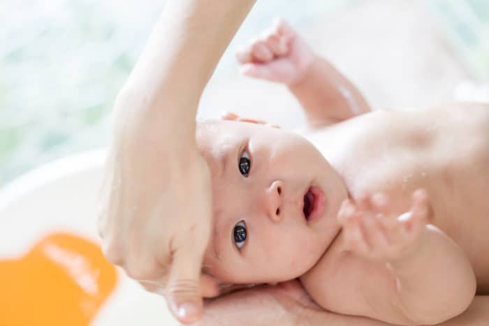 memandikan bayi
