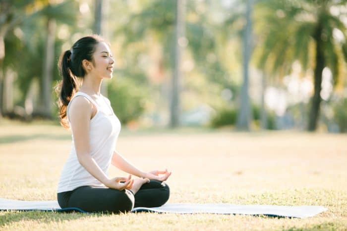 yoga di luar ruangan