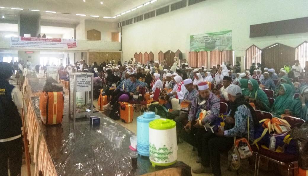 Jemaah Haji Kloter 55 JKG Asal Tangsel Tiba di Tanah Air