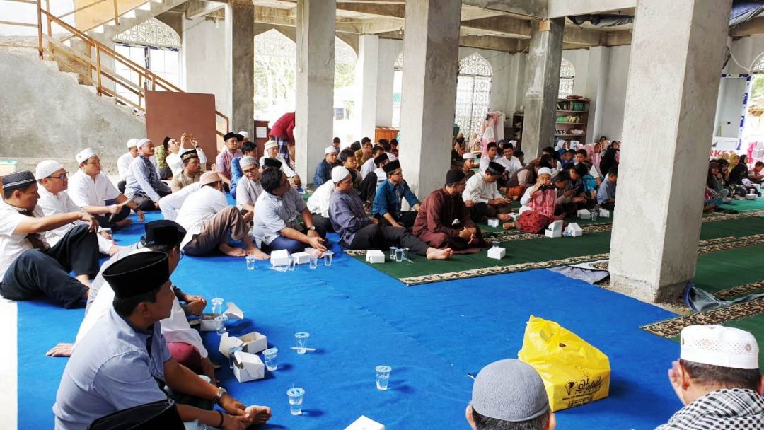 Masjid Az Zahra Graha Bunga Pondok Aren Tangsel Beri Santunan Yatim