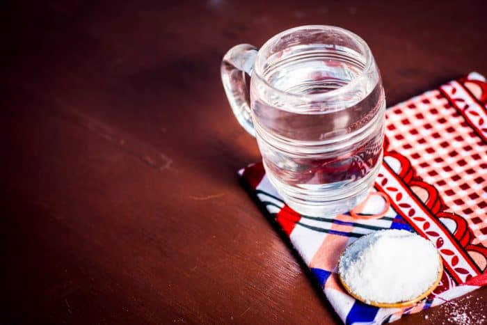 Air garam hangat untuk obat batuk alami