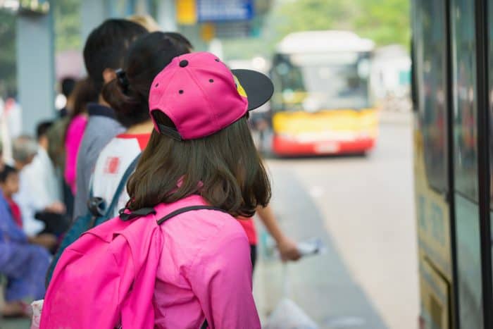 Mengajarkan anak naik angkutan umum