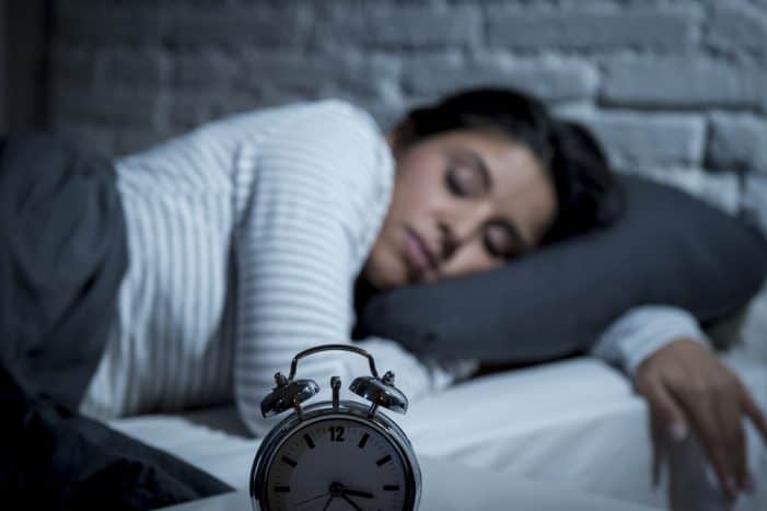 tidur pakai plester mulut seperti andien
