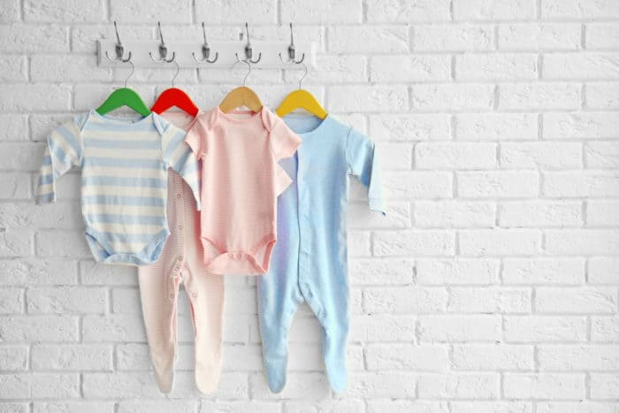 mencuci baju bayi