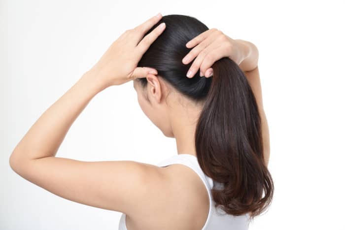 sering mengikat rambut