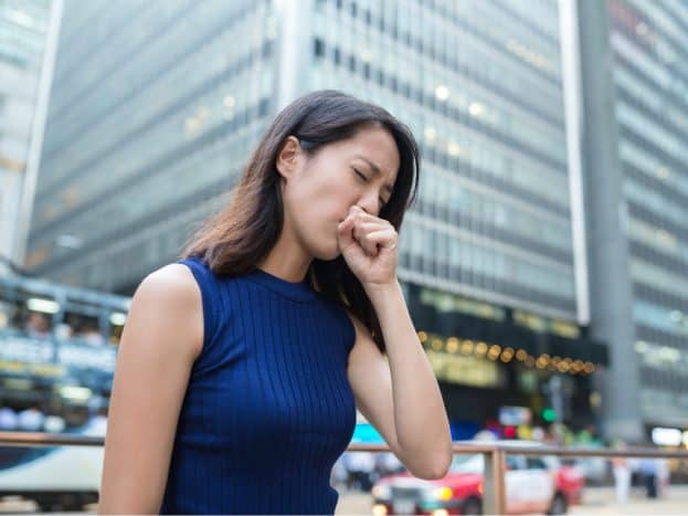 Perempuan batuk karena virus