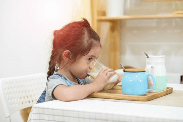 susu organik dan susu sapi biasa anak minum