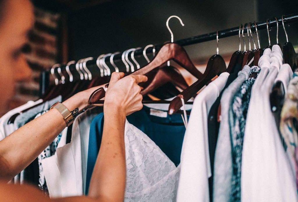 memilih pakaian cuaca panas