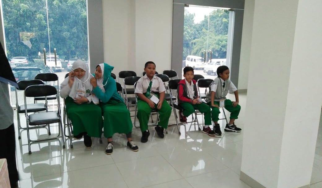 Siswa-siswi MIN 3 Tangsel Belajar Mekanisme Pemilihan Calon Walikota di KPU Tangsel