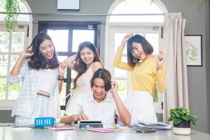 orang tuli menikmati musik