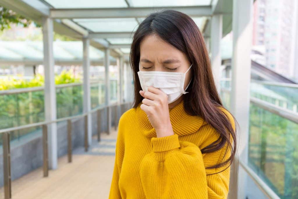 Perempuan berbaju kuning batuk karena bakteri