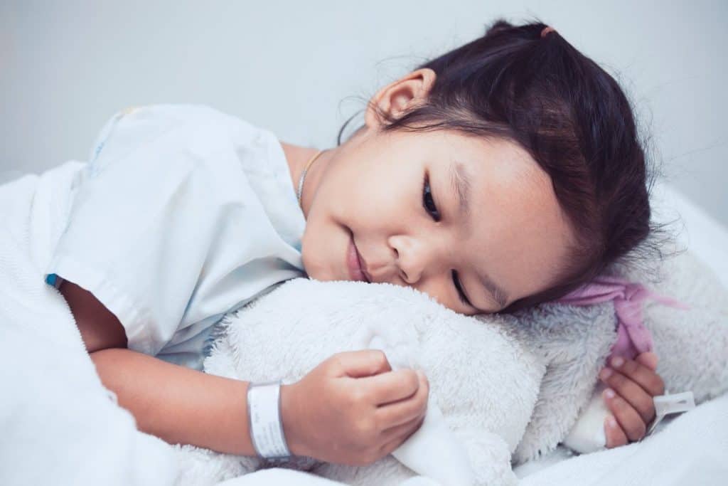 Anak beristirahat setelah minum obat batuk alami untuk anak