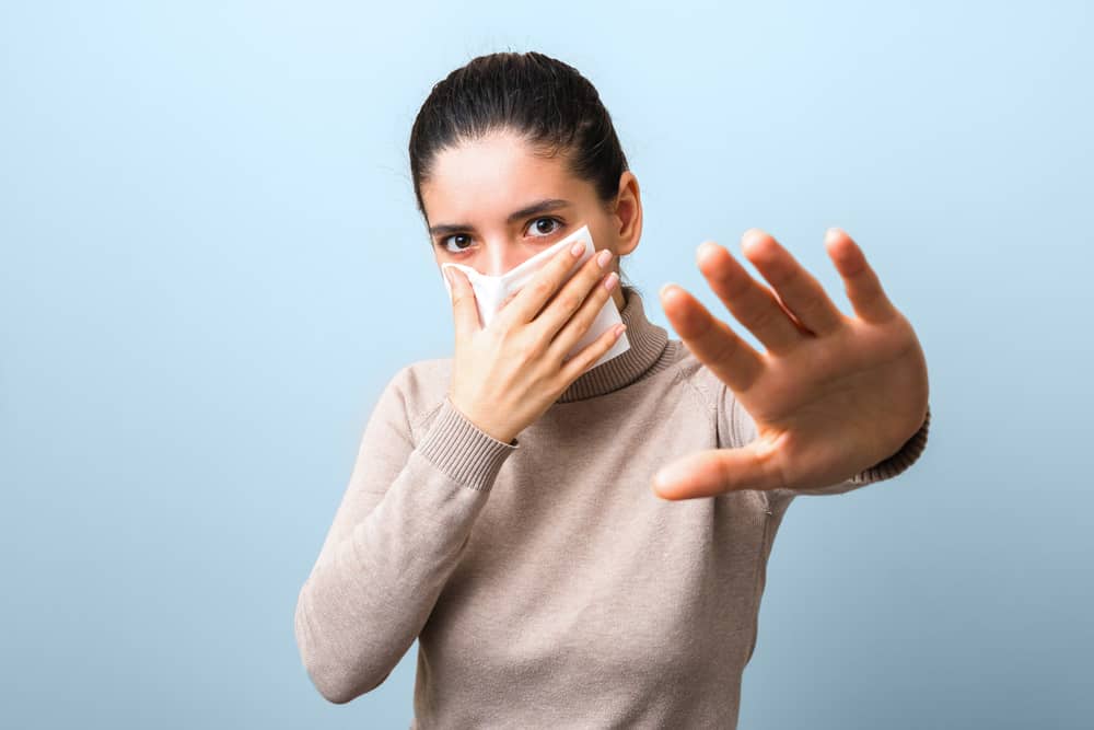 Menjaga jarak saat etika batuk