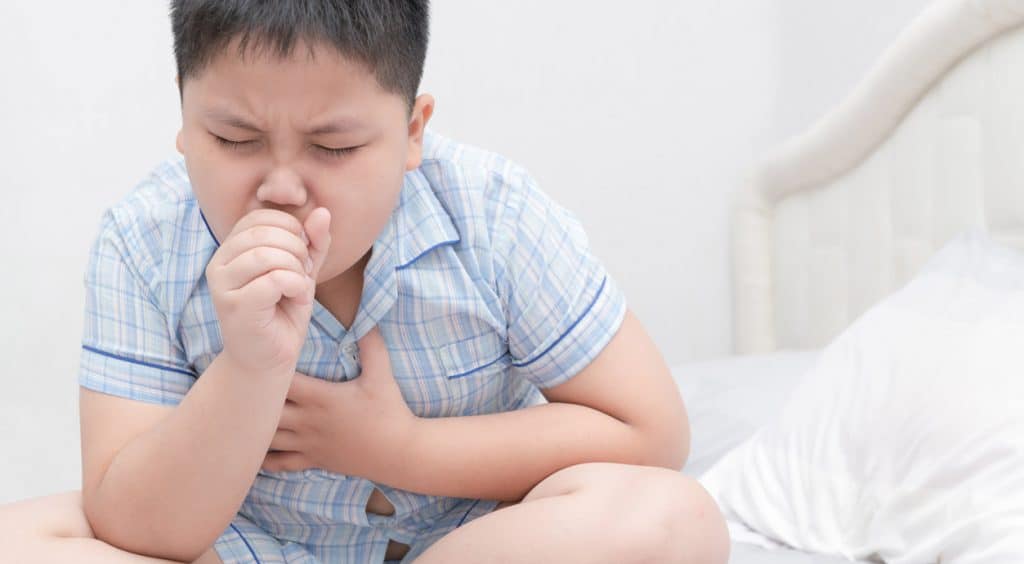 Anak laki-laki mengalami batuk di malam hari
