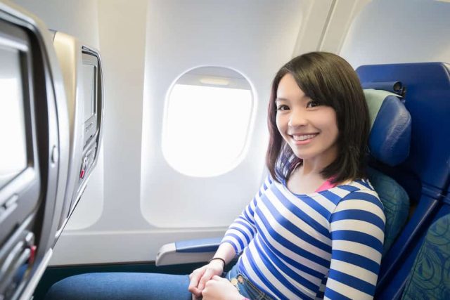 duduk dekat jendela naik pesawat