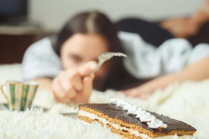 makan berlebihan saat kelelahan