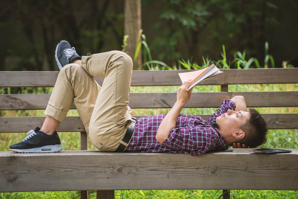 membaca sambil tiduran