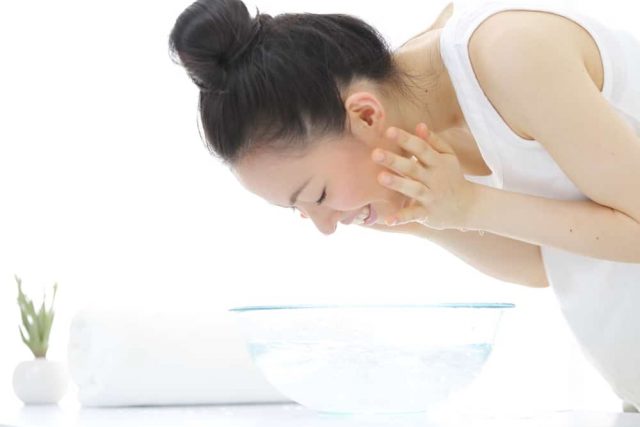 cuci muka dengan sabun mandi