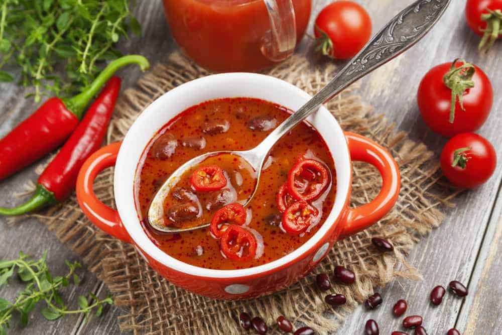 Mengonsumsi makanan pedas