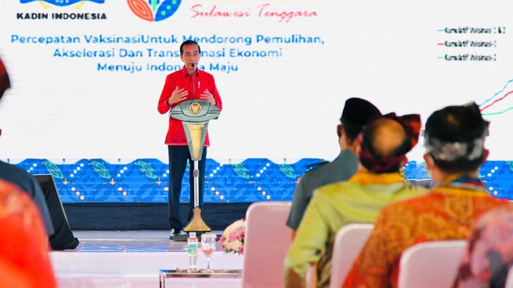 Presiden Joko Widodo saat memberikan sambutan pada pembukaan Musyawarah Nasional (Munas) VIII Kamar Dagang dan Industri (Kadin) Tahun 2021 yang digelar di halaman Masjid Al-Alam, Kota Kendari, Provinsi Sulawesi Tenggara, Rabu, 30 Juni 2021.