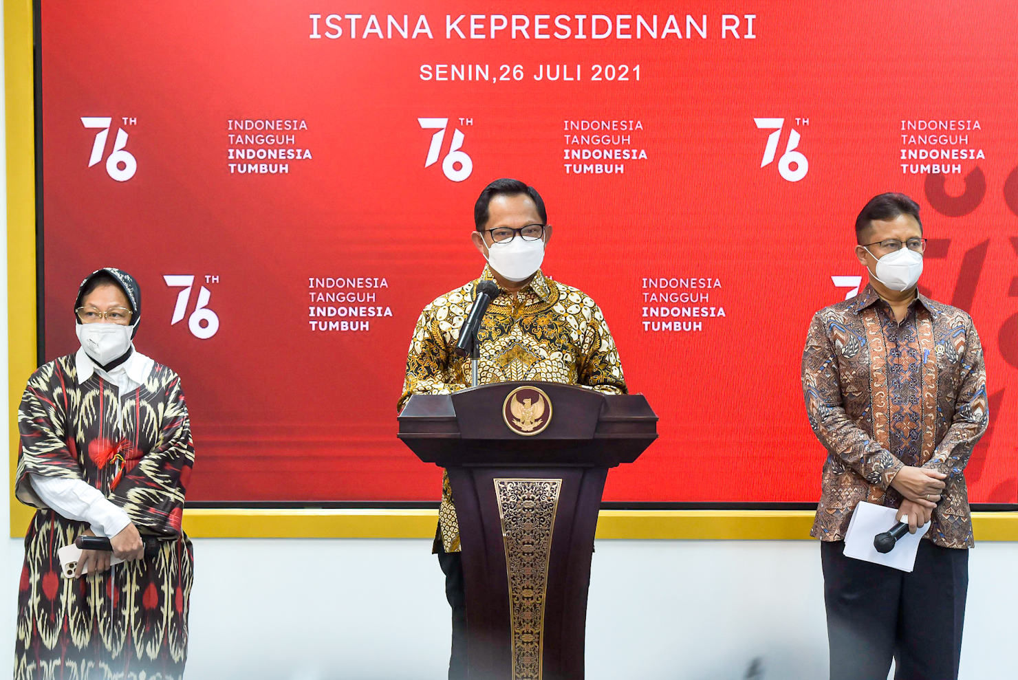 Mendagri Tito Karnavian, Mensos Tri Rismaharini, dan Menkes Budi Gunadi Sadikin dalam keterangan pers bersama, Senin (26/07/2021) siang, di Kantor Presiden, Jakarta.