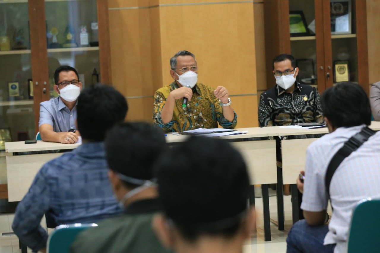 Wali Kota Tangsel Benyamin Davnie saat jumpa pers di Puspemkot Tangsel, Kamis (1/7).