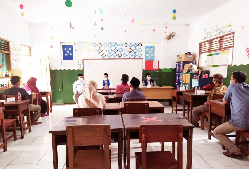 Plt Kepala KUA Ciputat Tandatangani Akta Ikrar Wakaf