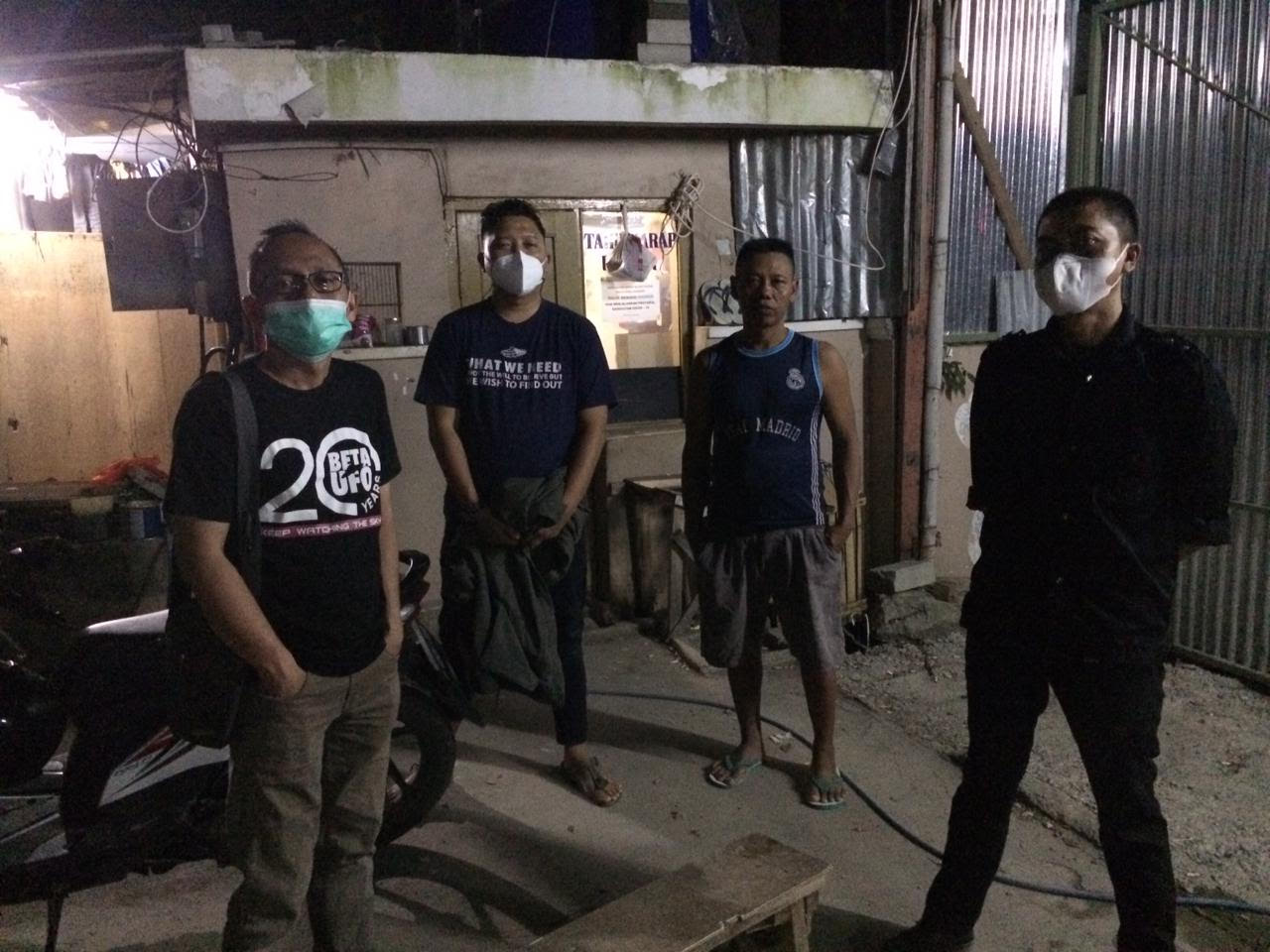 Fan Fan Dermawan, pengurus Beta UFO mendatangi lokasi kejadian perekam penampakan kumpulan benda aneh berwarna putih yang melayang di langit Kota Bandung, Jawa Barat, Kamis (29/07/2021)