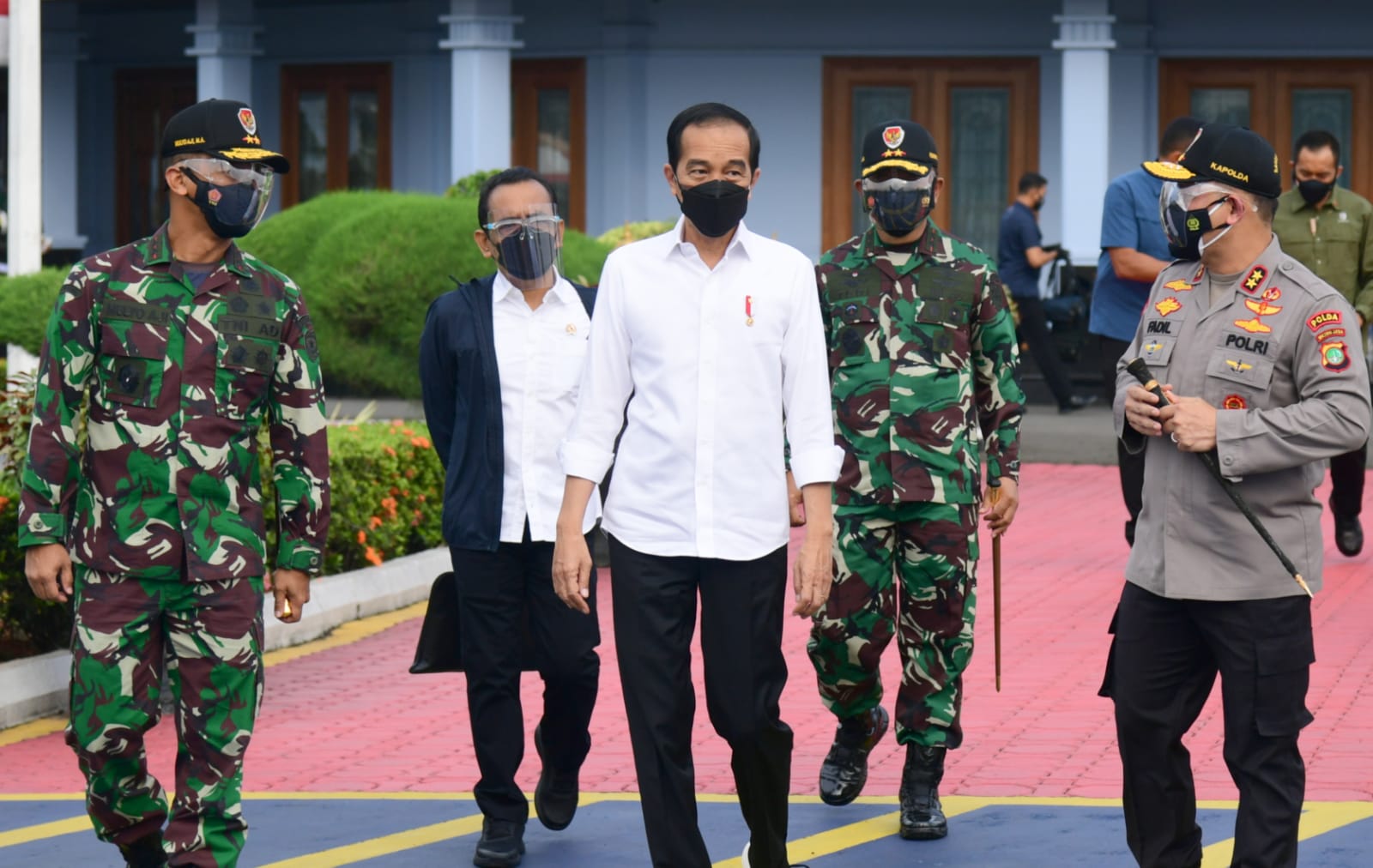 Kunjungan ke Cirebon dan Kuningan, Presiden Jokowi Tinjau Vaksinasi Hingga Resmikan Bendungan